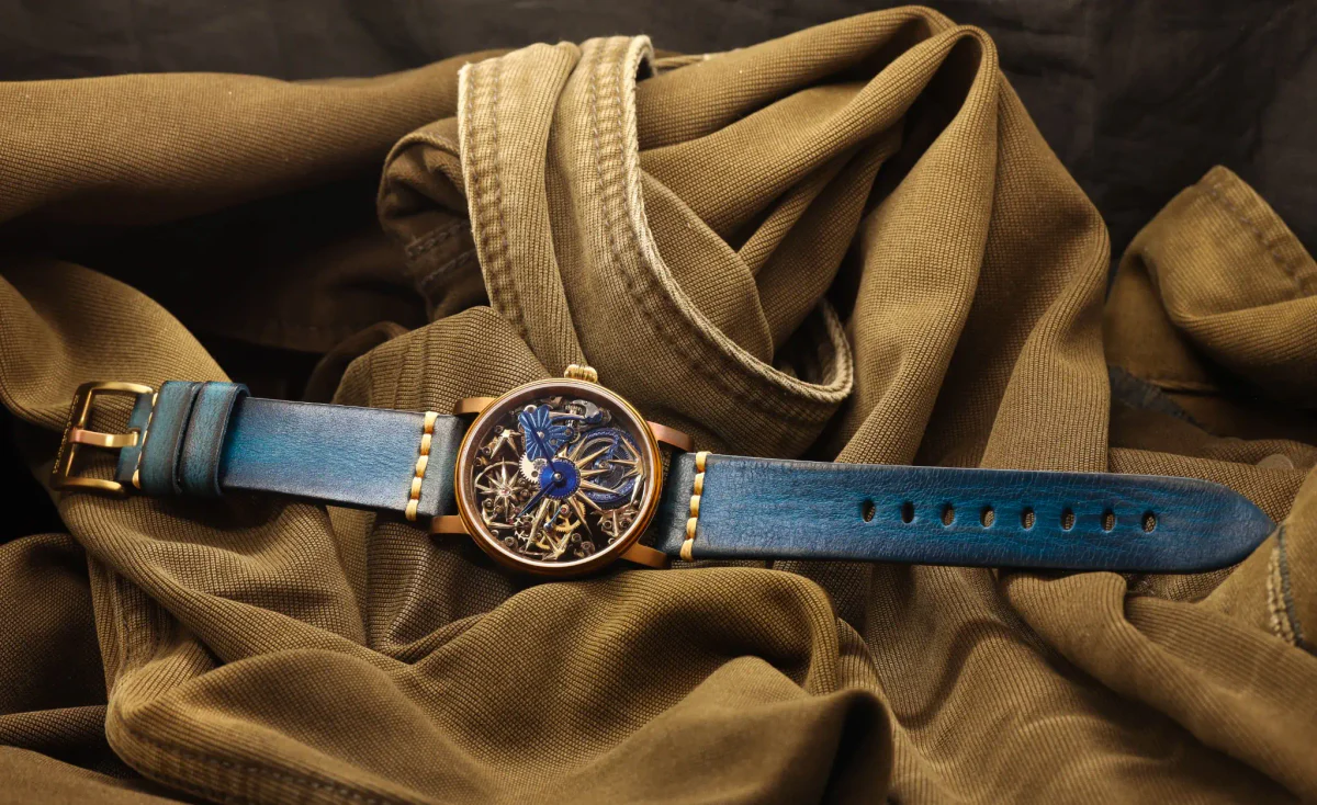 Vintage handmade mit vollständig sichtbarem blauem Lederband