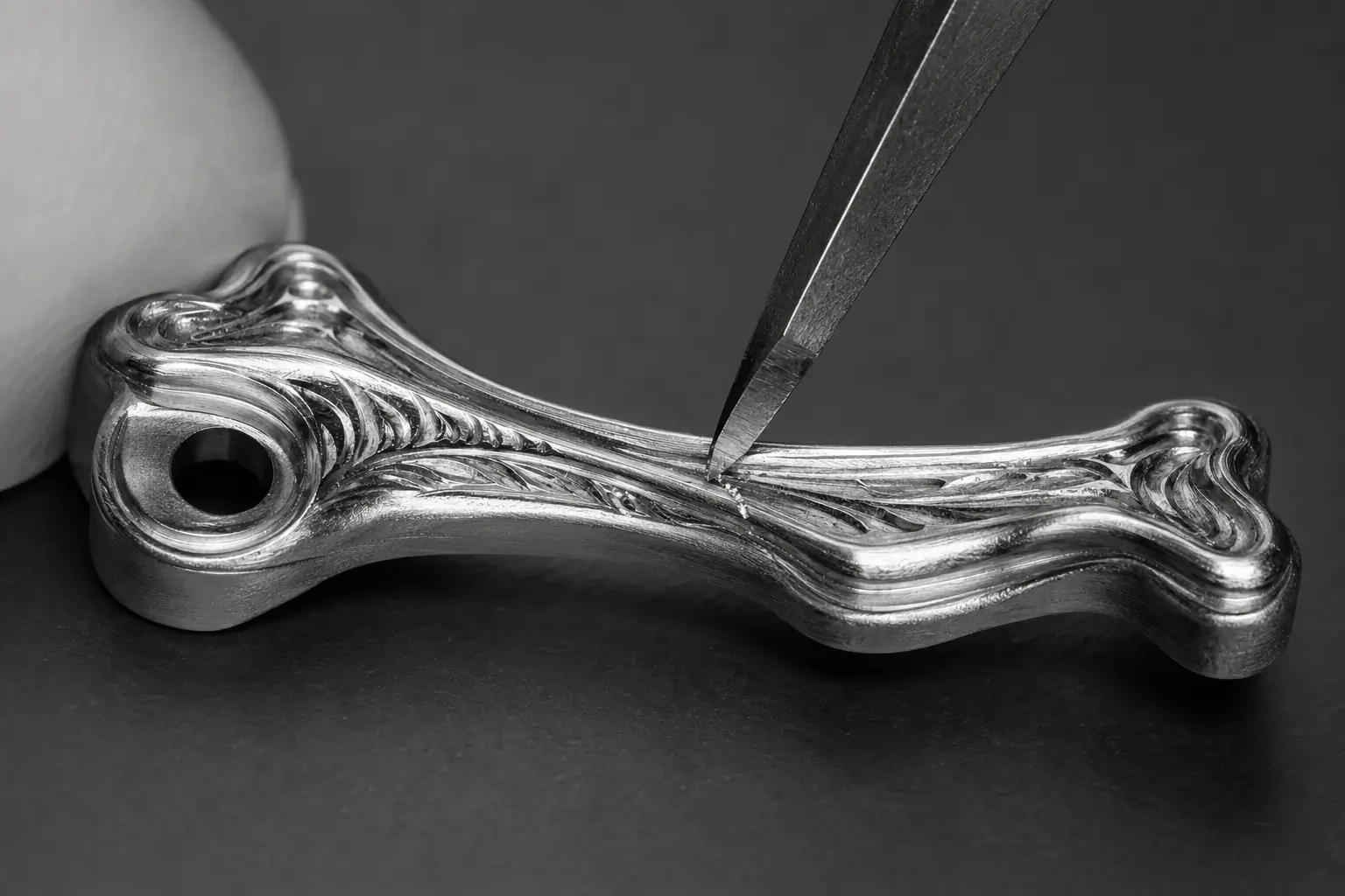 Werkstattaufnahme der Handskelettierung und Modellierung eines Werkteils im Knochendesign