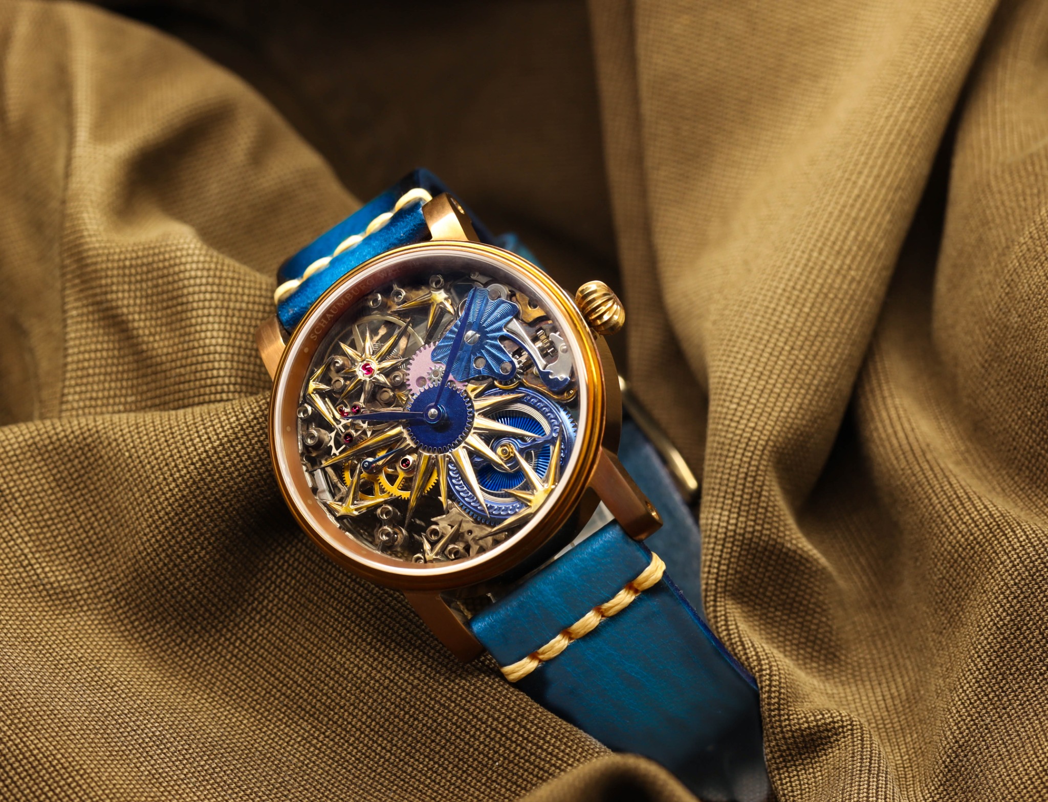Vintage handmade mit blauem Lederband in einer nahen Frontansicht