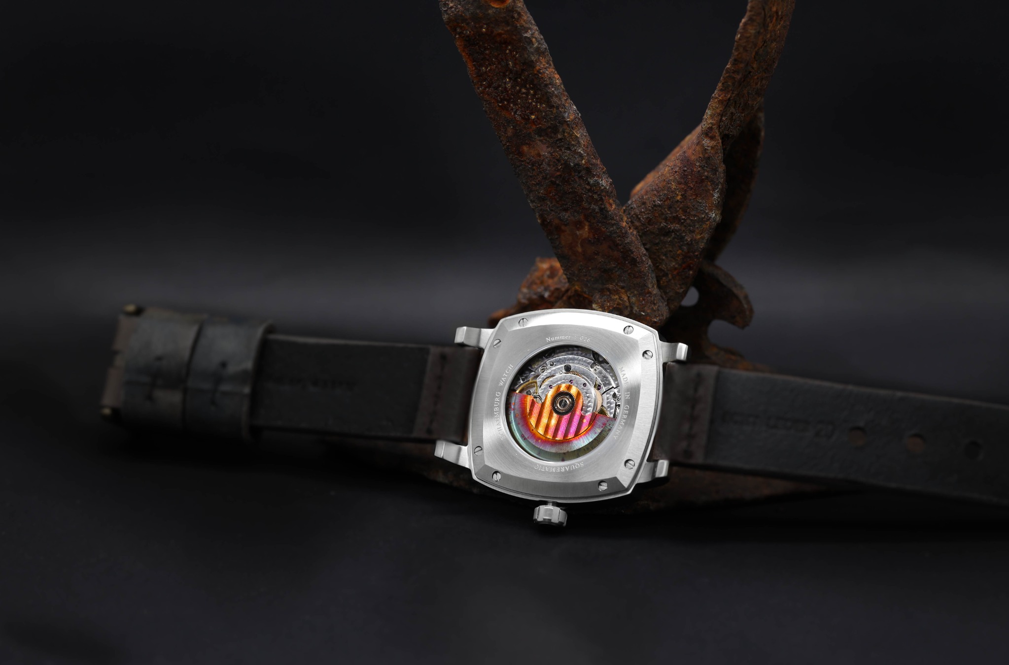 Vintage-Uhr mit sichtbarem Automatikkaliber in vollständiger Rückansicht