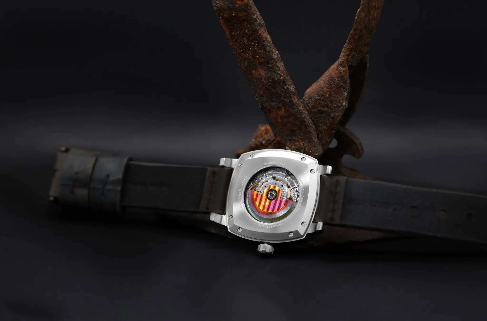 Vintage-Uhr mit sichtbarem Automatikkaliber in vollständiger Rückansicht