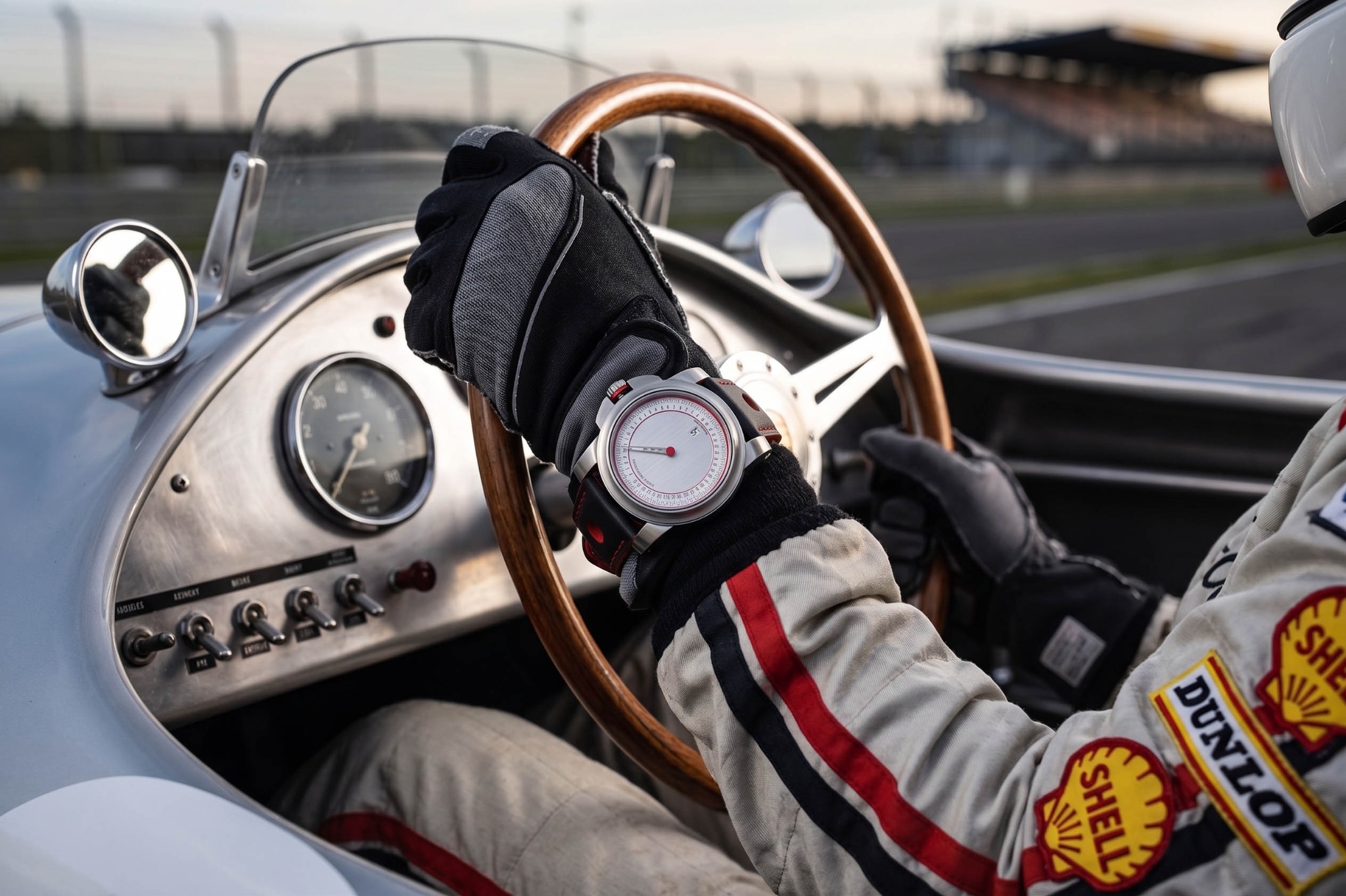 GT-OnE Silver Racer am Handgelenk eines Rennfahrers im historischen Cockpit