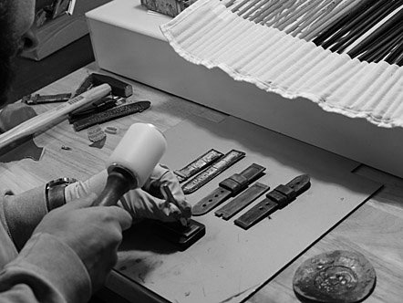Handwerkliche Fertigung von Lederarmbändern