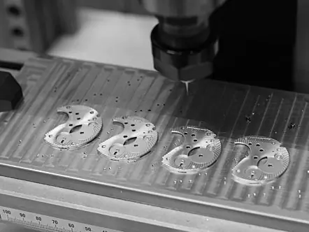 CNC-Gravur und Personalisierung von Uhrenteilen