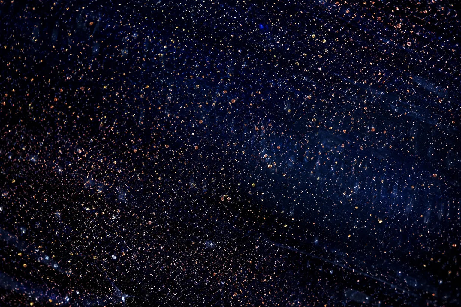 Künstlerische Makrovisualisierung von blauem Aventuringlas mit Kupferkristallen
