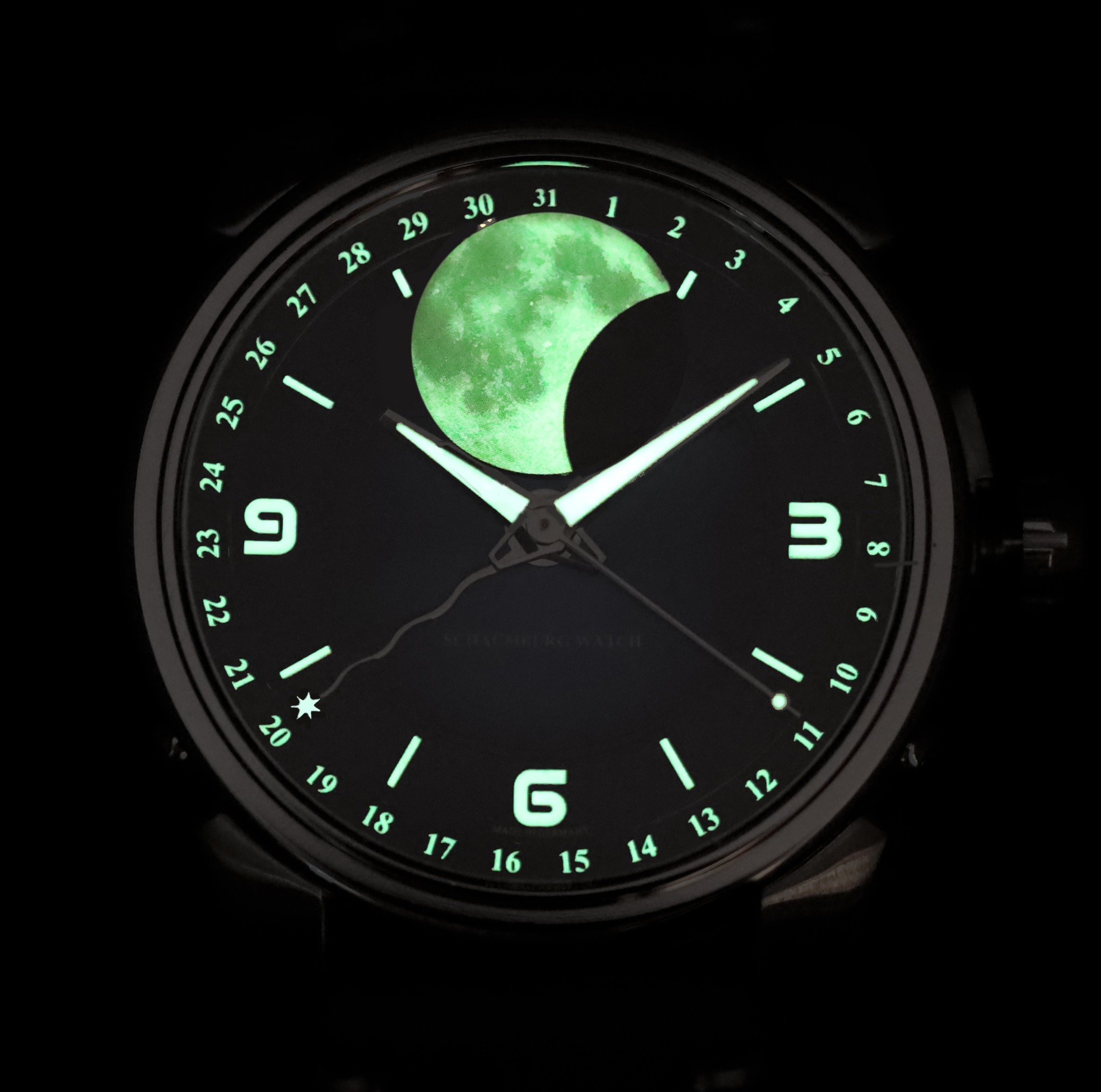 Nachtansicht der MooN Parallax mit leuchtendem Mond, Stundenindizes, Zeigern und optional leuchtendem Stern des Datumszeigers