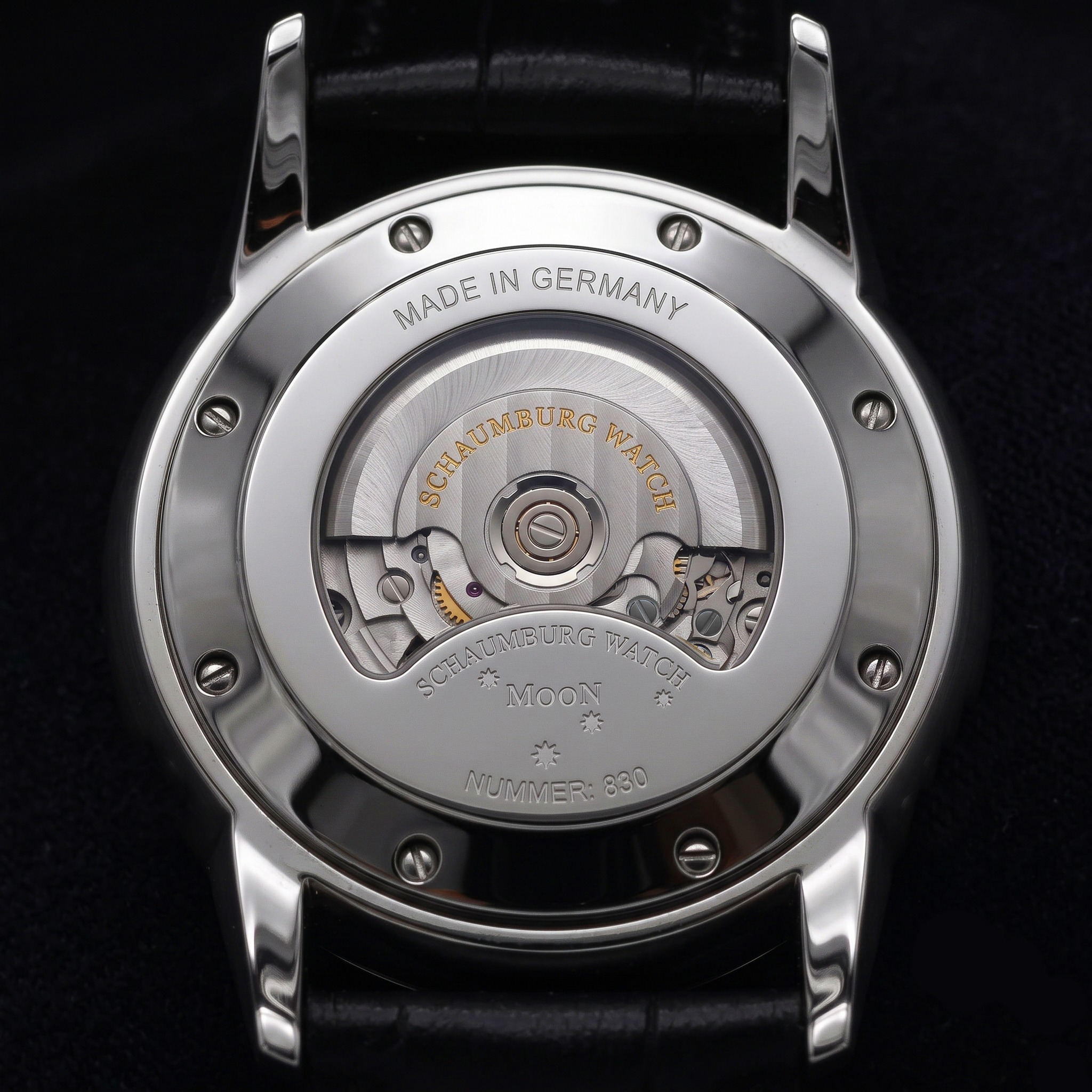 Gehäuseboden der Schaumburg Watch MooN Universe mit Sicht auf das Automatikkaliber