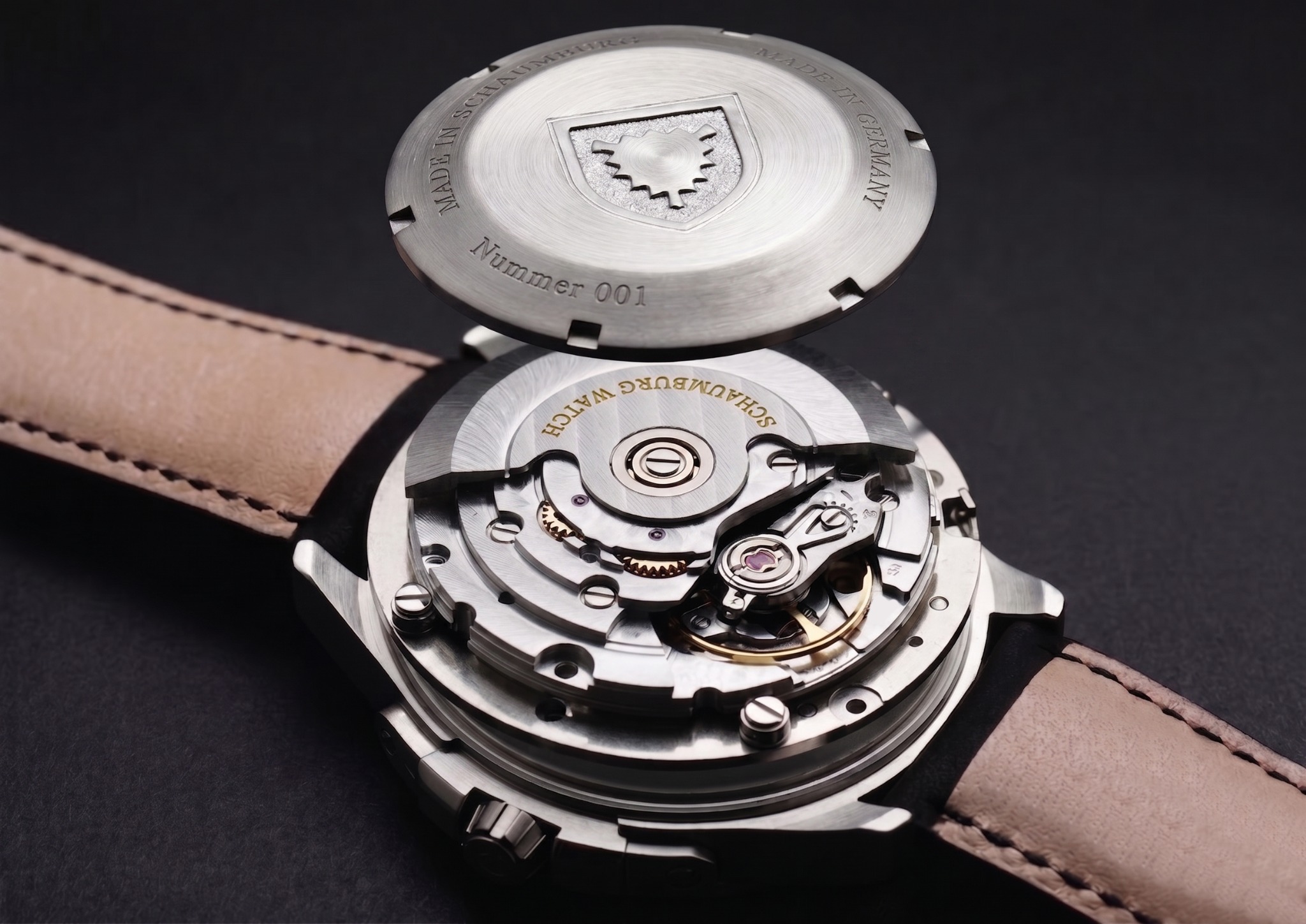 Geöffnete Schaumburg Watch Urbanic mit Kaliber SW-20ALM Chronoflex und abgenommenem Edelstahlboden
