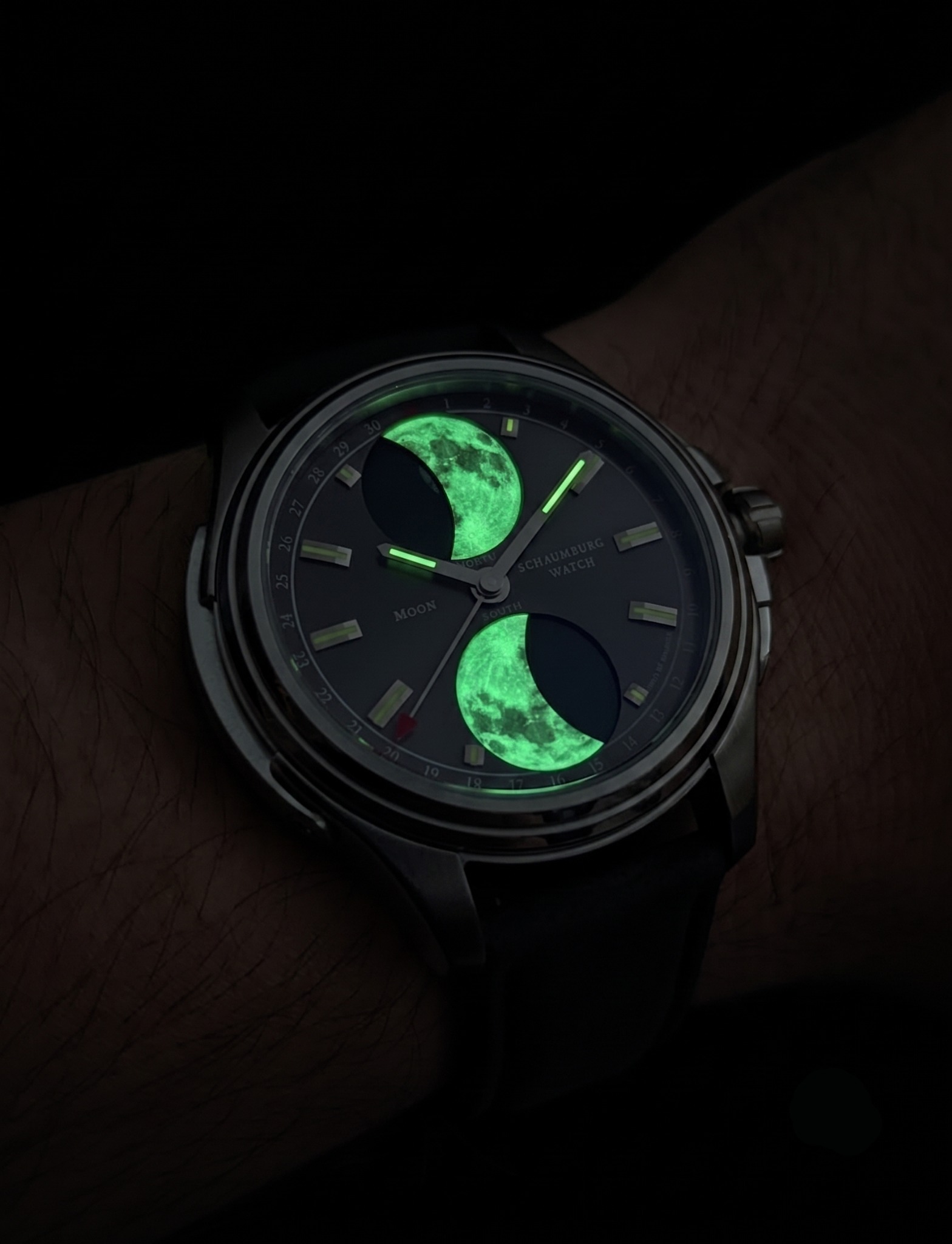 Urbanic Double MooN mit leuchtenden Mondanzeigen für Nord- und Südhalbkugel bei Nacht