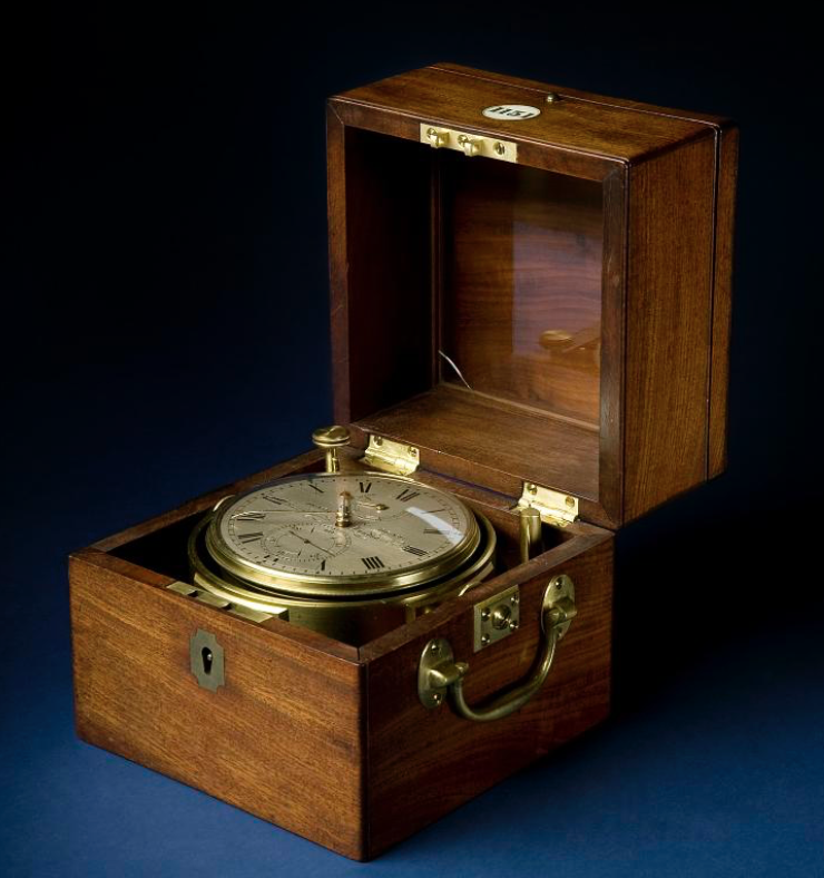 Historischer Schiffschronometer in einer hölzernen Schutzbox